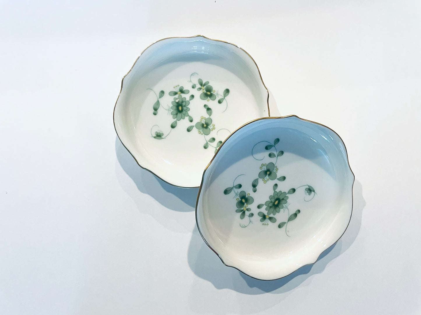 Nishiyama Pair of Green Flower Pattern Medallion Bowls Gold Borders 