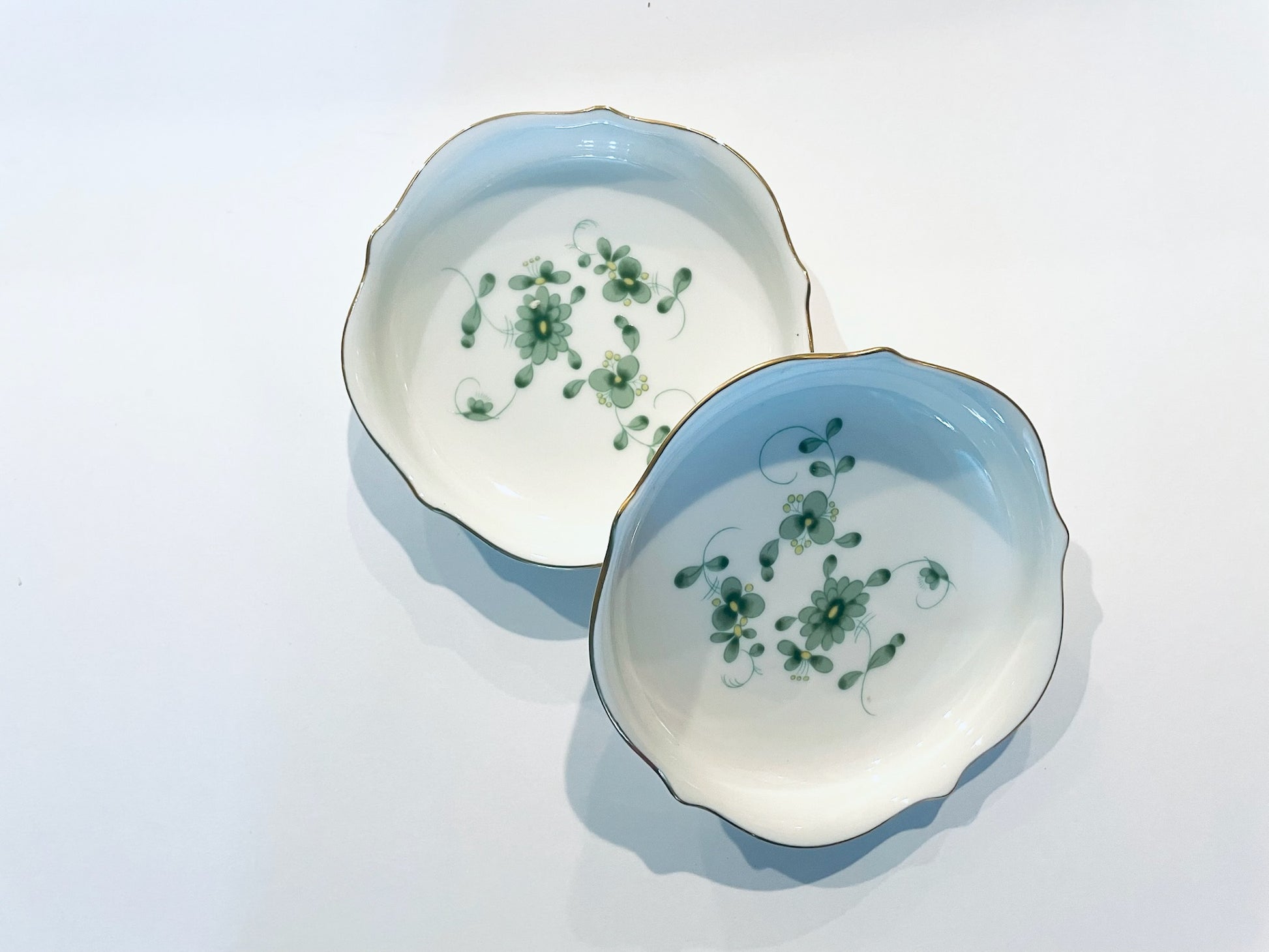 Nishiyama Pair of Green Flower Pattern Medallion Bowls Gold Borders 