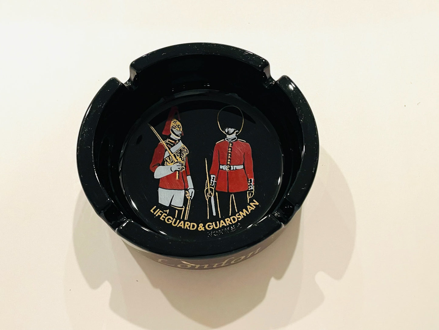 France Black ashtray with illustrations of guards and 'Lifeguard & Guardsman' text 