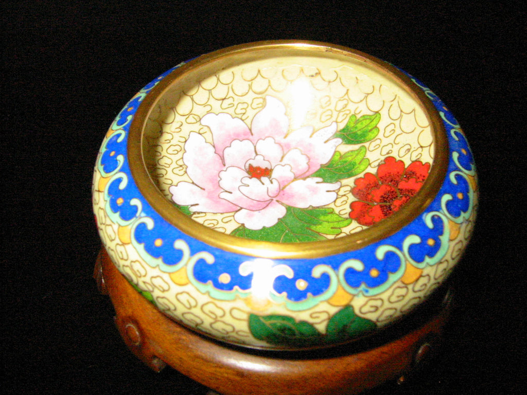Asian Cloisonne Bowl Brass Blue Border Bold Red Flower Medallion - Designer Unique Finds 
