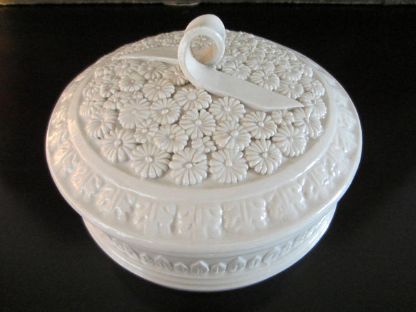 Luigi Zortea Bassano Italy Signed Ceramic Candy Box Majolica Daisies Loop Finial - Designer Unique Finds 